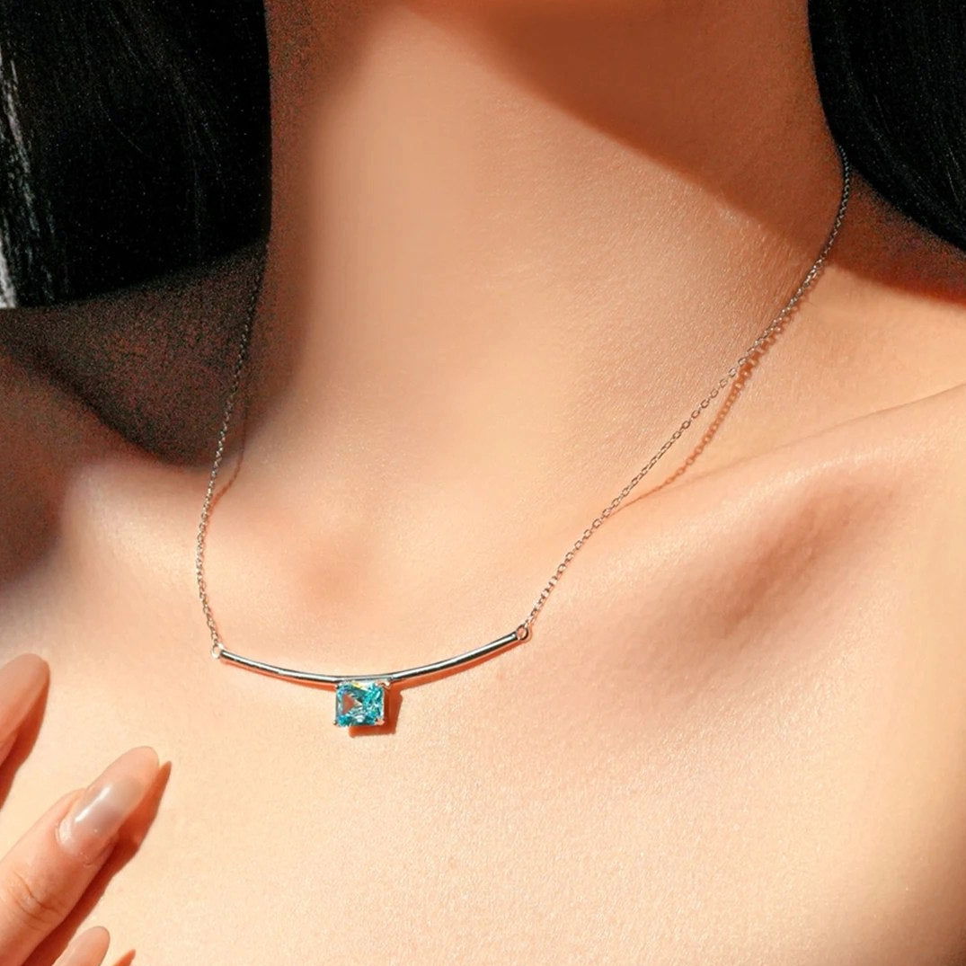 Luxuriöse 925 Sterling Silber Halskette, platinbeschichtet, mit aquamarinblauem & klarem Zirkonia – Geometrischer Anhänger, zart & stilvoll