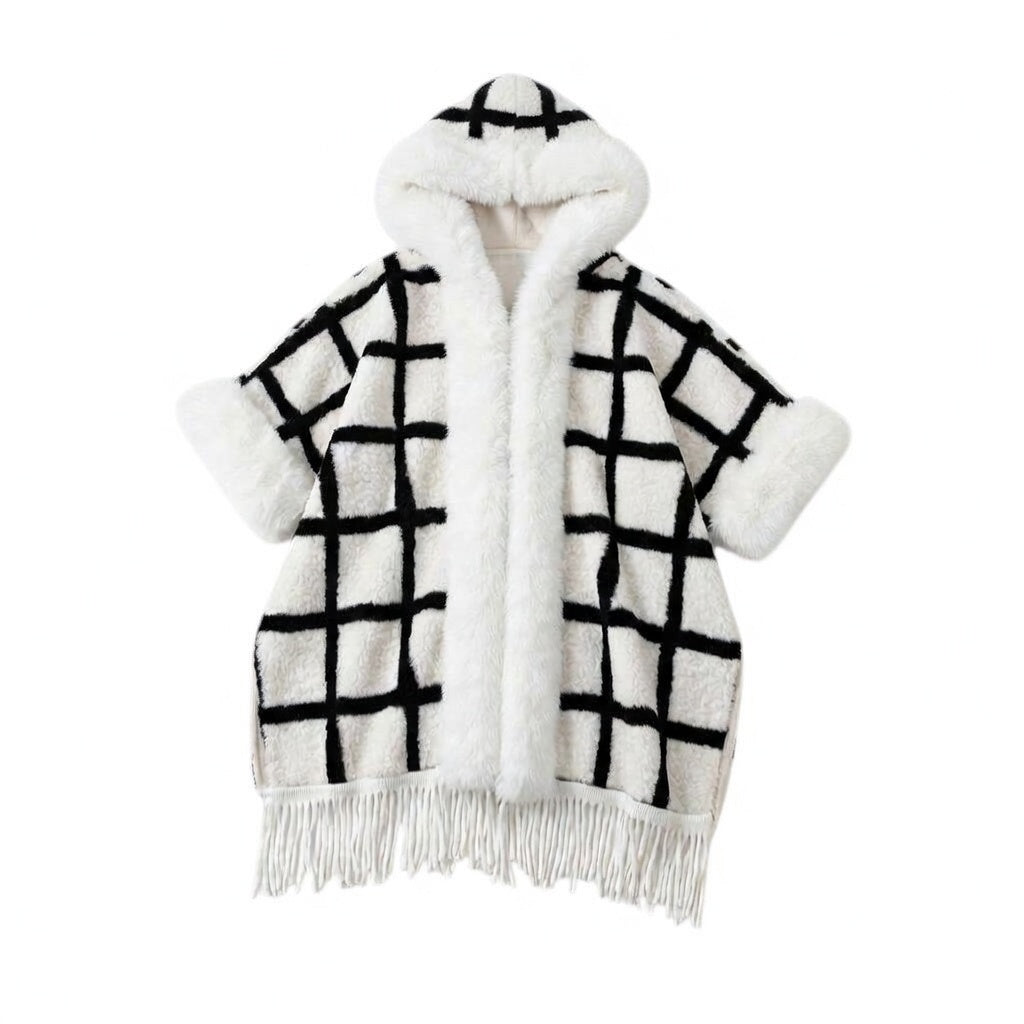 Elegantes Faux-Fur Cape mit Karomuster – Warmer Damen Poncho mit Kapuze