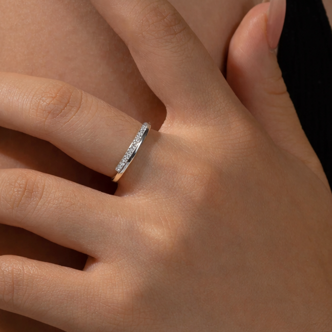 Asymmetrischer Damenring aus 925 Sterling Silber, vergoldet oder platinbeschichtet, mit Zirkonia – elegant und stilvoll.