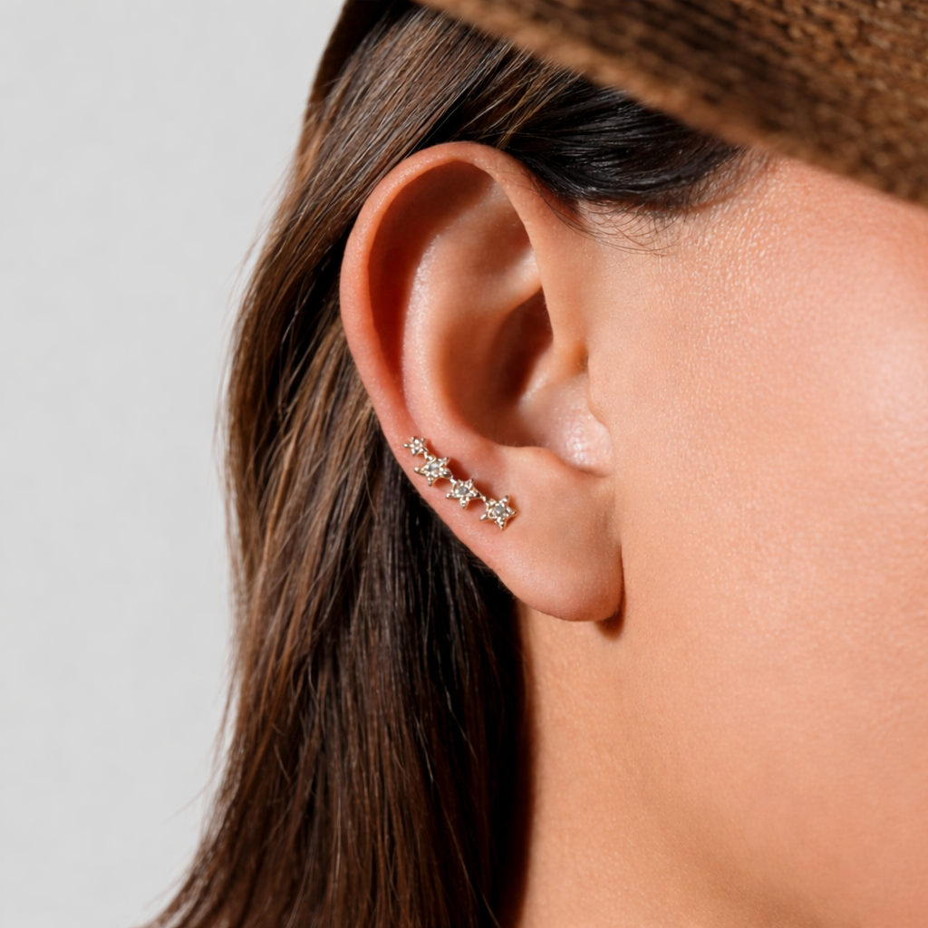 Eleganter Ohrkletterer aus 925 Sterling Silber, platinbeschichtet, mit funkelnden Zirkonia-Sternen – luxuriös und zeitlos.