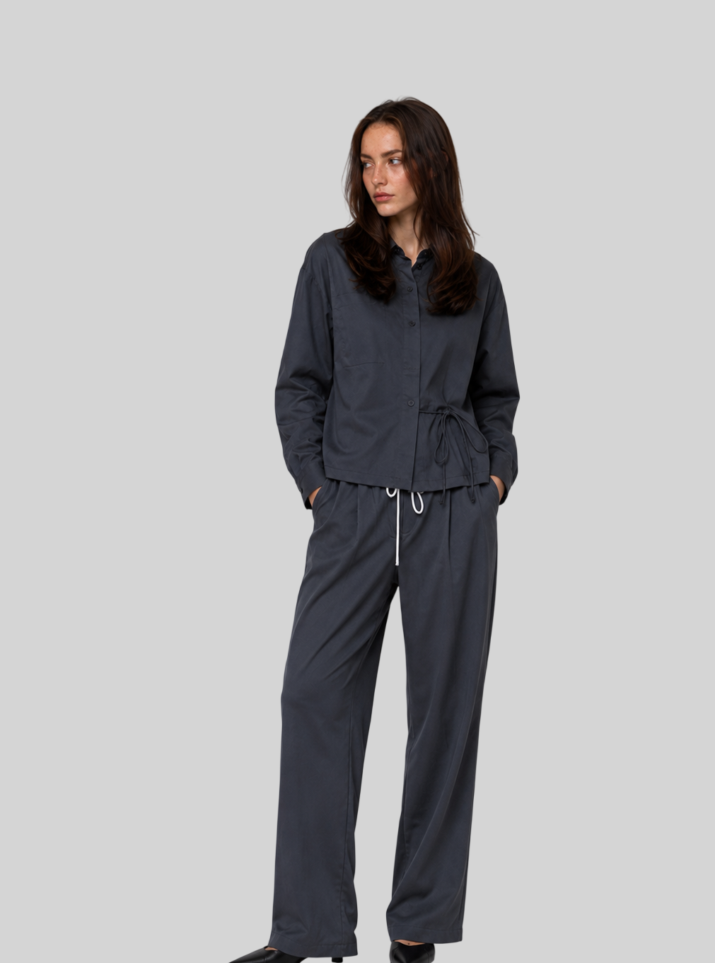 Lockere Damenhose mit weitem Bein – elegante Sommerhose mit Bindegürtel