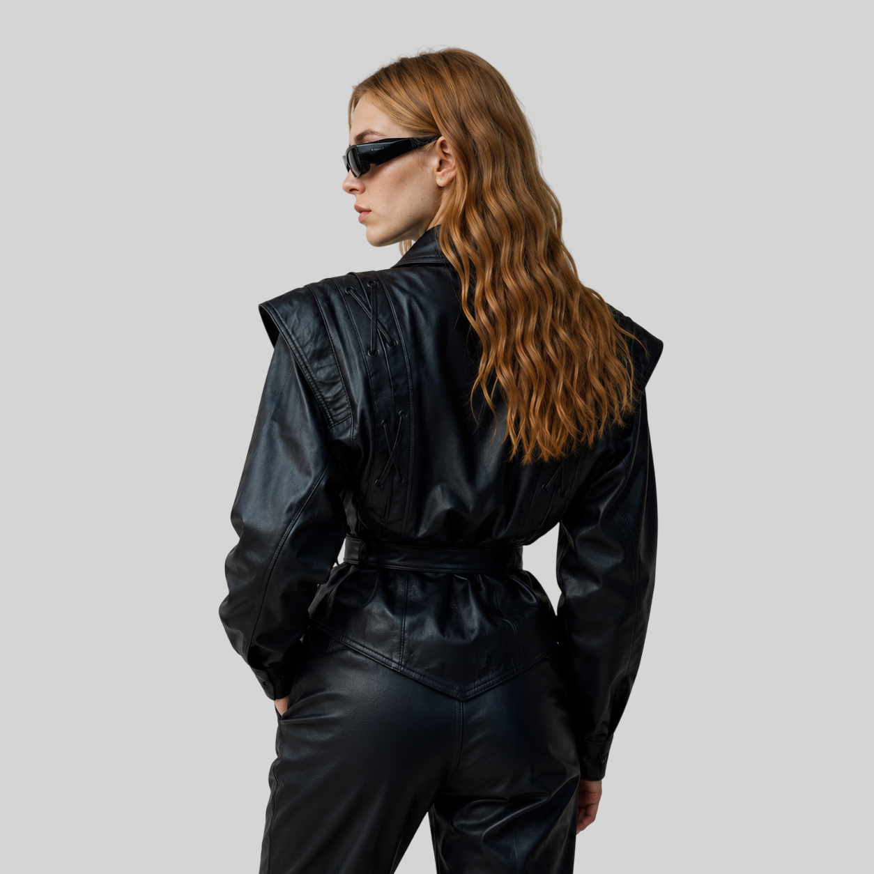 Elegante Damen Kunstlederjacke mit Gürtel und Reverskragen