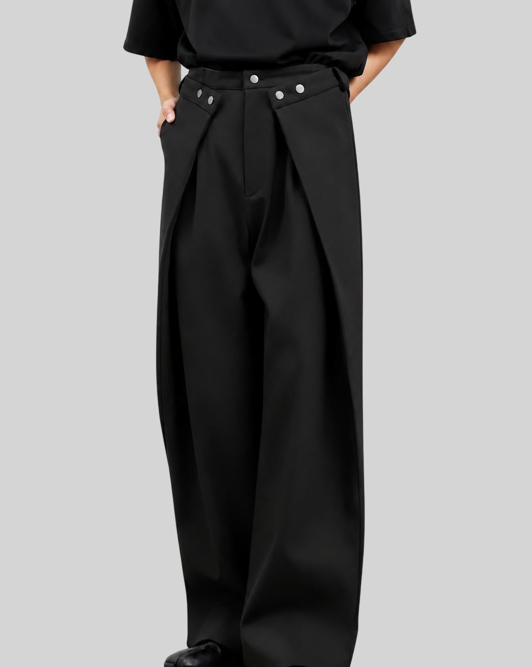High Waist Damenhose Schwarz – Weite Hose mit Falten und Knopfdetail