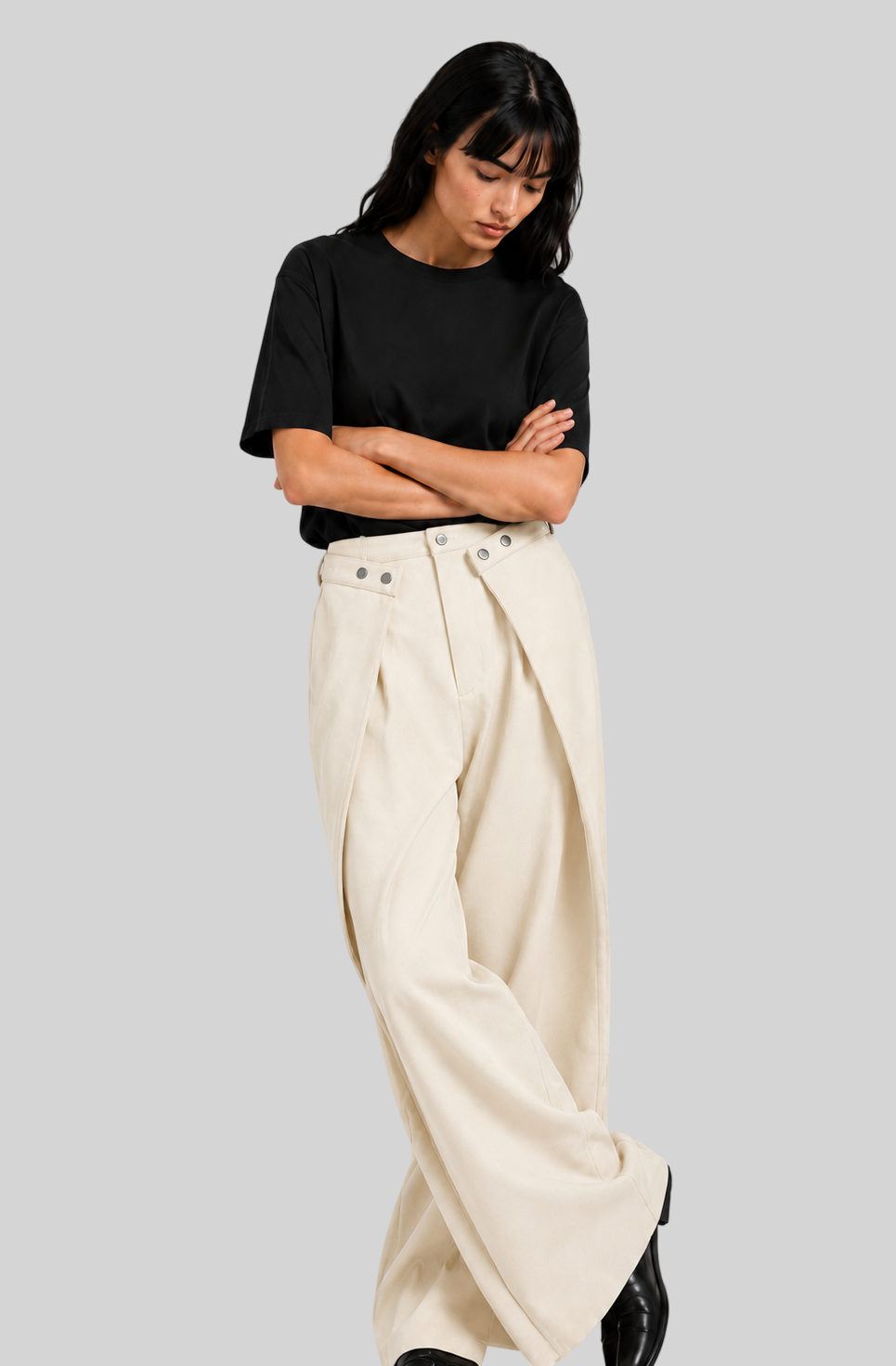 High Waist Damenhose Schwarz – Weite Hose mit Falten und Knopfdetail