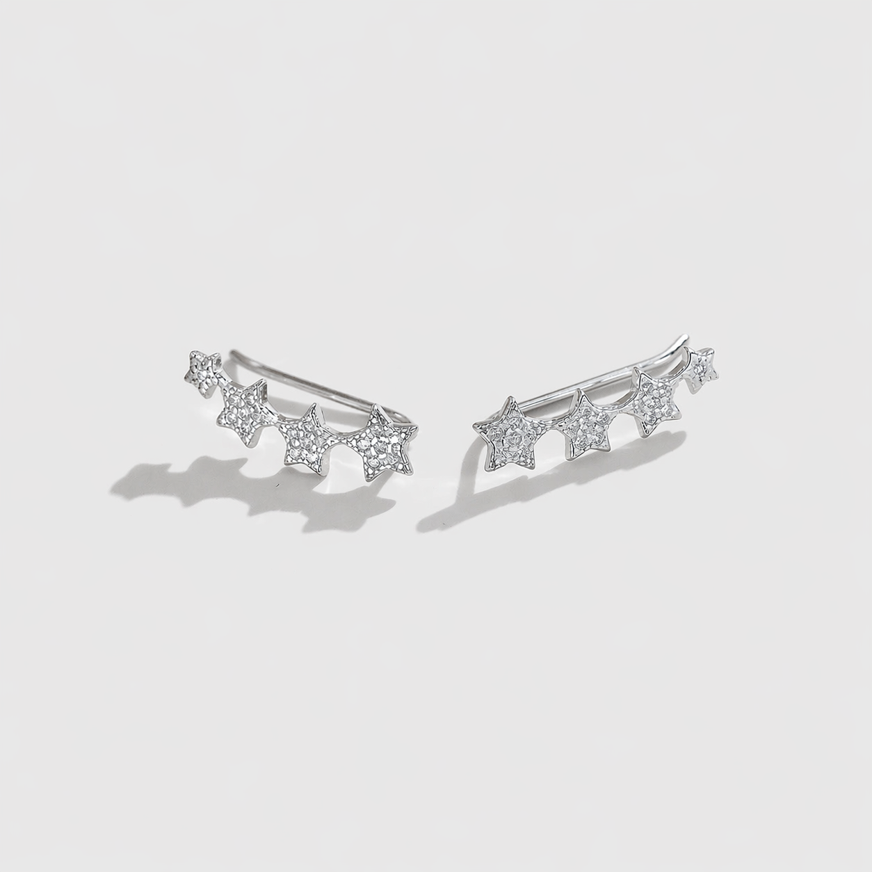 Eleganter Ohrkletterer aus 925 Sterling Silber, platinbeschichtet, mit funkelnden Zirkonia-Sternen – luxuriös und zeitlos.