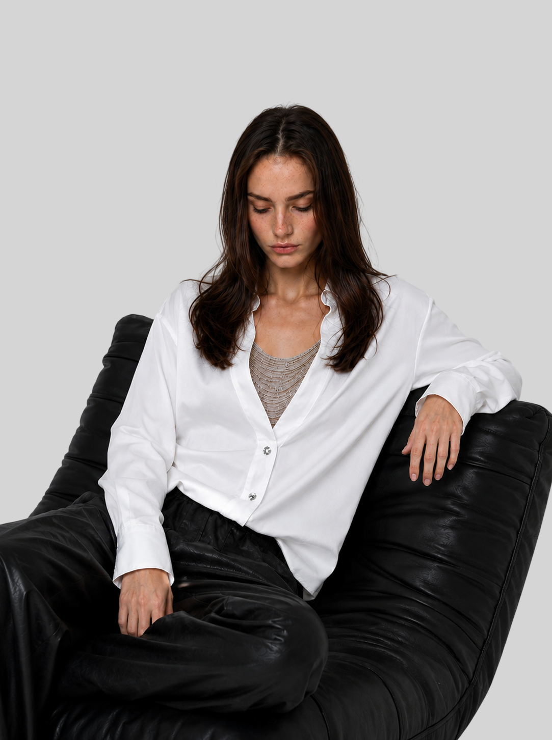 Damen V-Ausschnitt Bluse mit Perlenkette – Elegantes Langarm Top