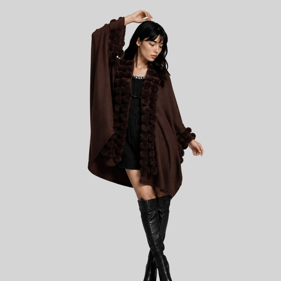 Zeitloses Damen Cape mit Kunstfell – Eleganter Strick Poncho