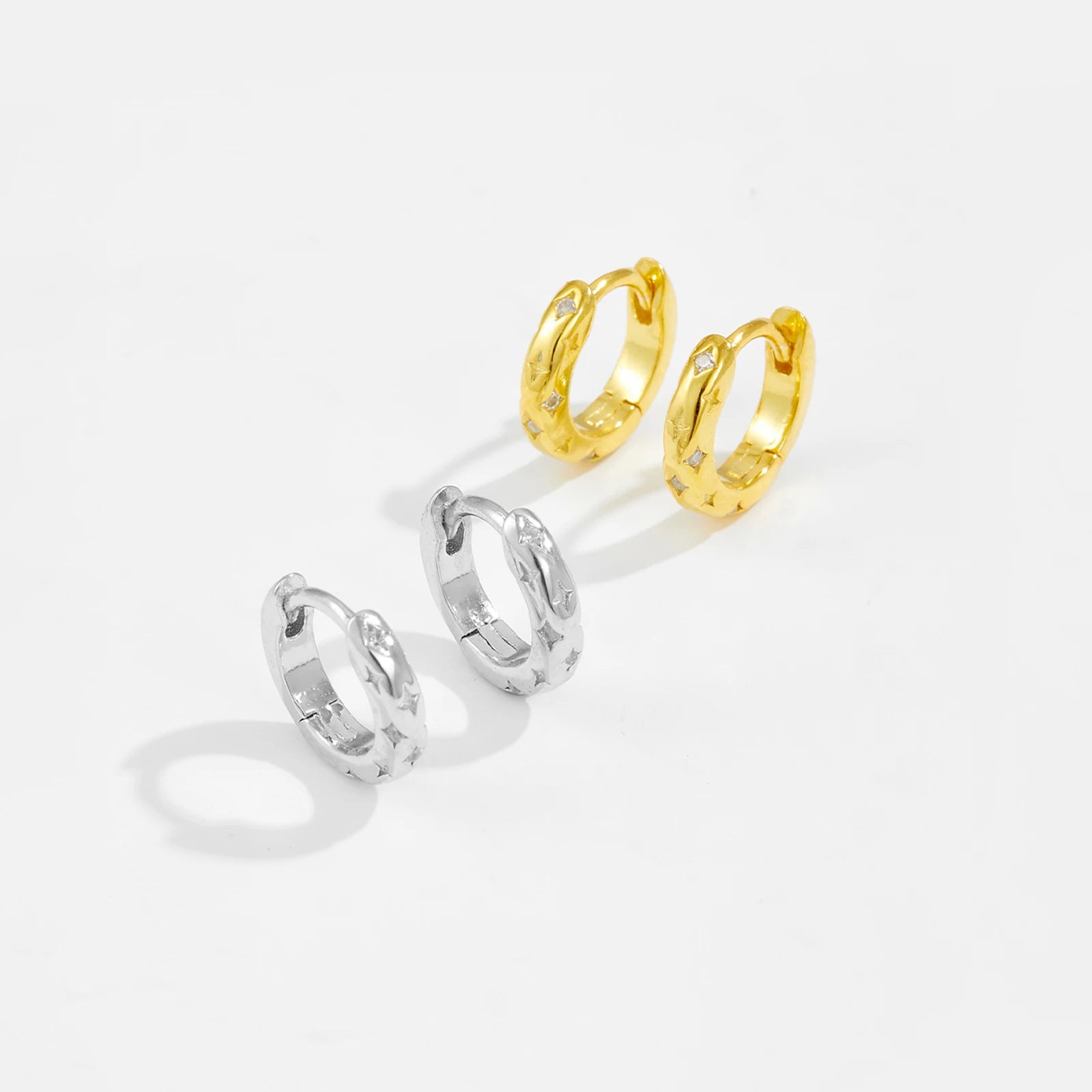 925 Sterling Silber Stern Huggie Creolen 7mm mit Zirkonia – Klein, Elegant & Modern – Vergoldet oder Platinbeschichtet
