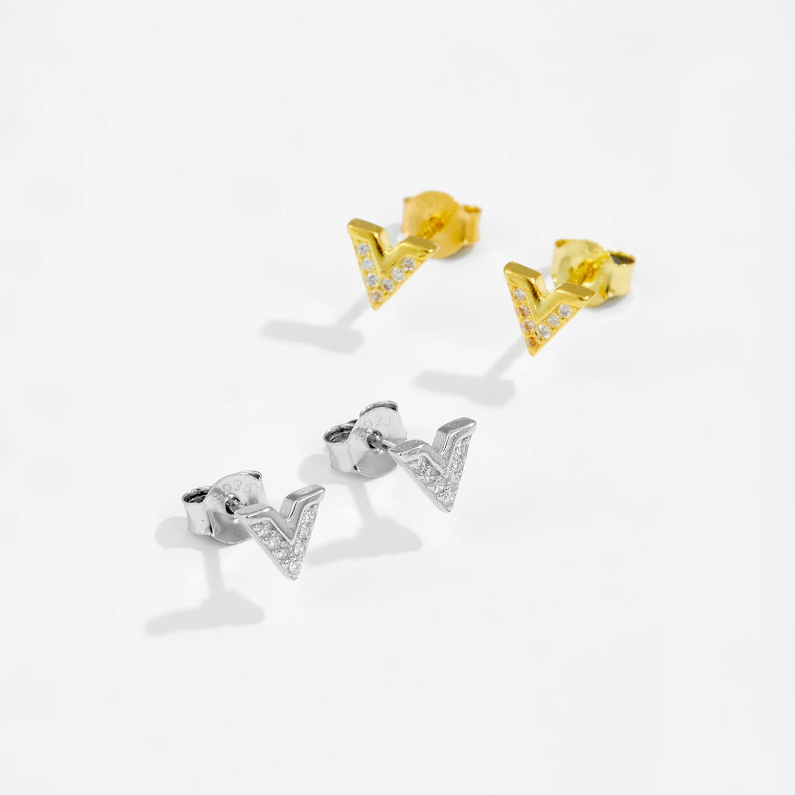 925 Sterling Silber V Ohrstecker mit Zirkonia – Elegant, Minimalistisch – Vergoldet oder Platinbeschichtet