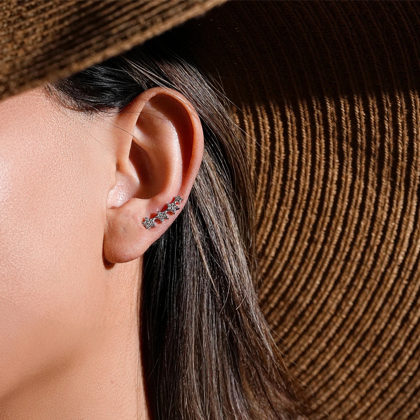Eleganter Ohrkletterer aus 925 Sterling Silber, platinbeschichtet, mit funkelnden Zirkonia-Sternen – luxuriös und zeitlos.