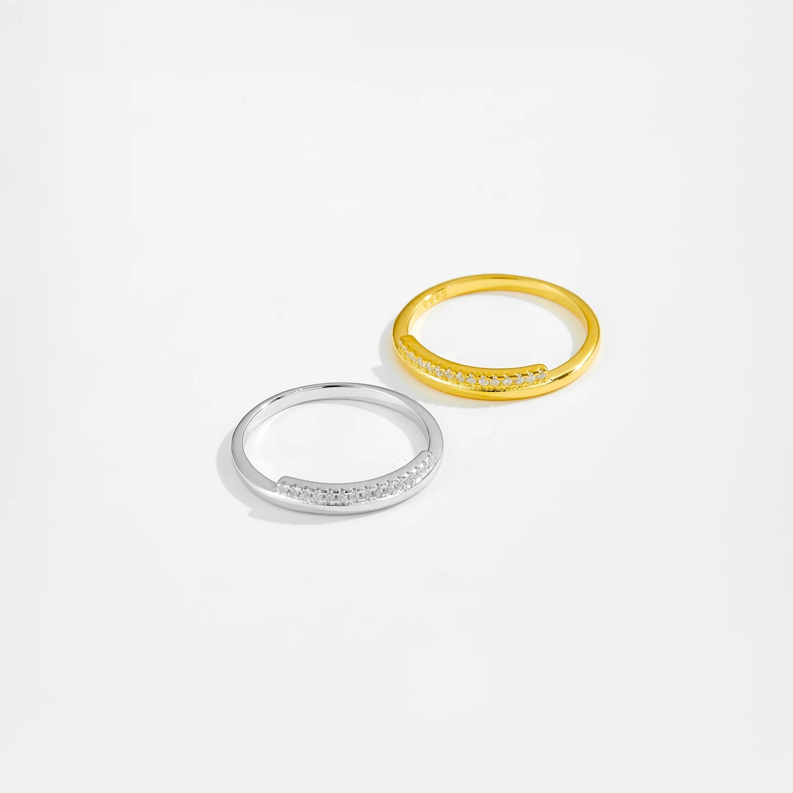 Asymmetrischer Damenring aus 925 Sterling Silber, vergoldet oder platinbeschichtet, mit Zirkonia – elegant und stilvoll.