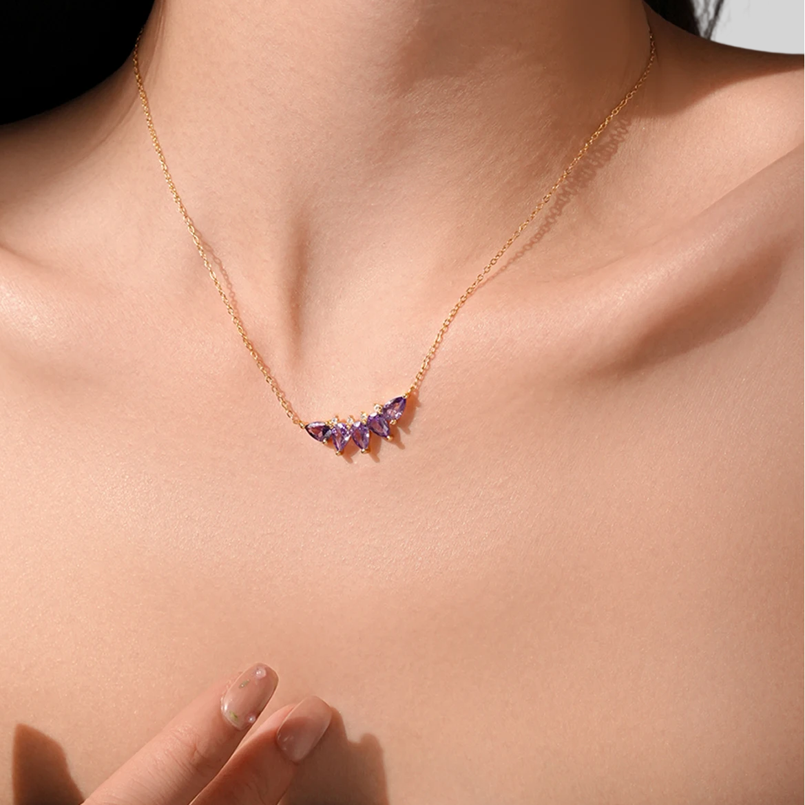 Elegante Damen Halskette, vergoldet oder platinbeschichtet aus 925 Silber – Lila Zirkonia Tropfen Anhänger