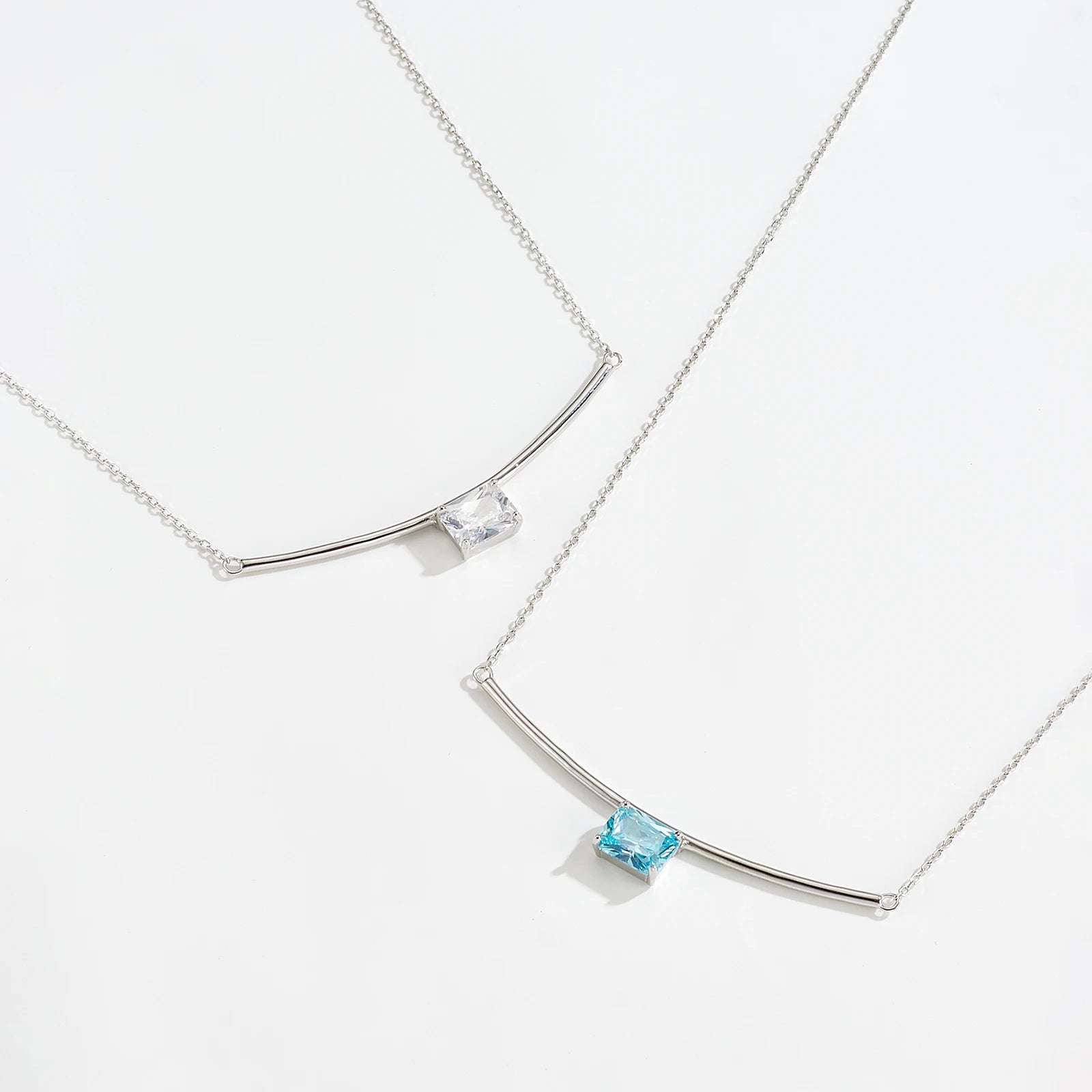 Luxuriöse 925 Sterling Silber Halskette, platinbeschichtet, mit aquamarinblauem & klarem Zirkonia – Geometrischer Anhänger, zart & stilvoll