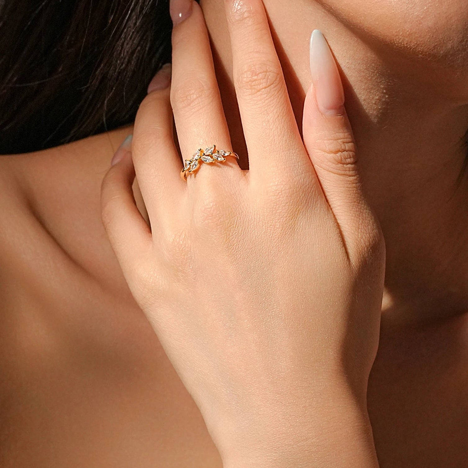 Eleganter Damenring aus 925 Sterling Silber, vergoldet oder platinbeschichtet, im Blattdesign mit Zirkonia – Zart und zeitlos.
