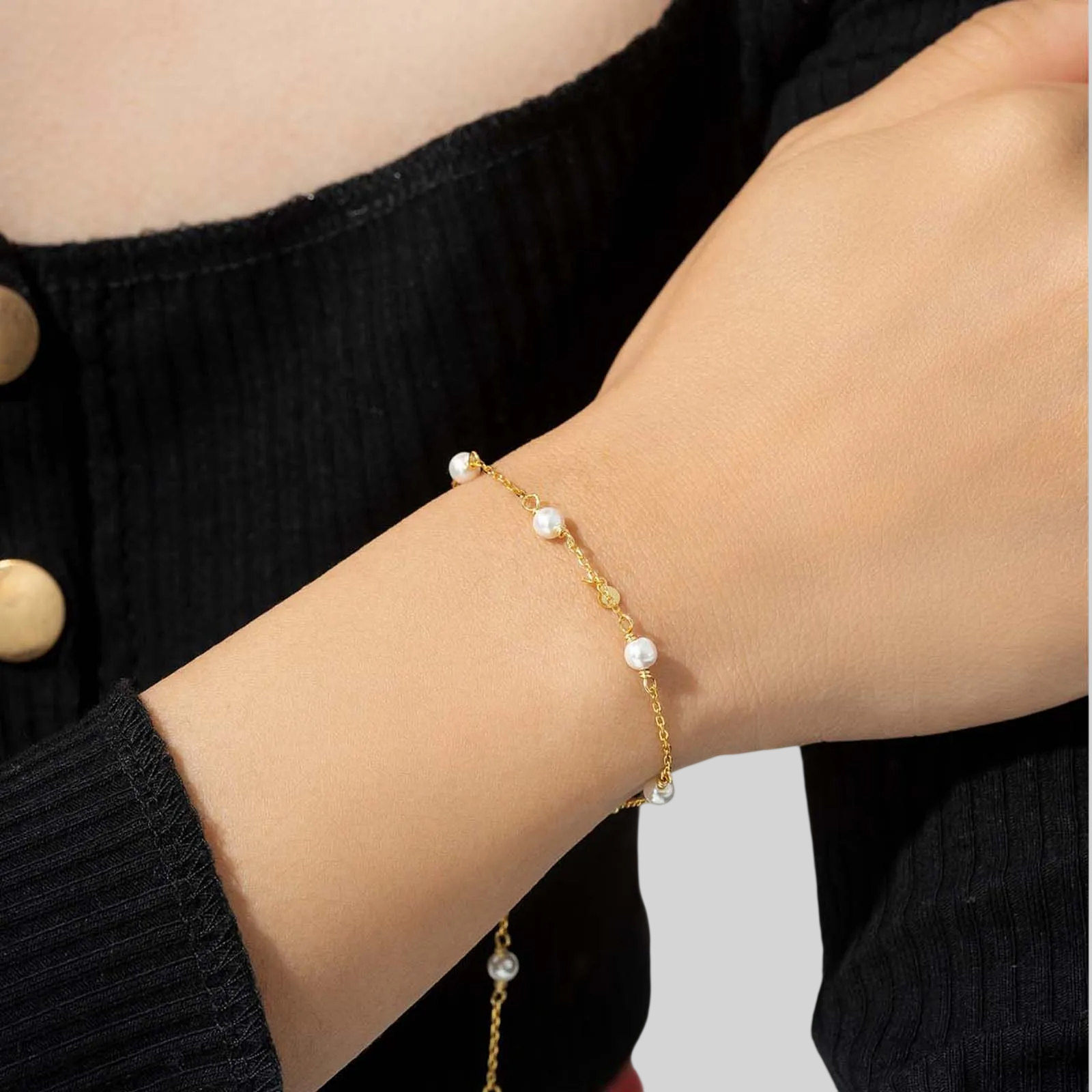 Elegantes Damen Armband aus 925 Sterling Silber, vergoldet oder platinbeschichtet, mit 4mm Perlen und 6mm Details – zeitloser Schmuck