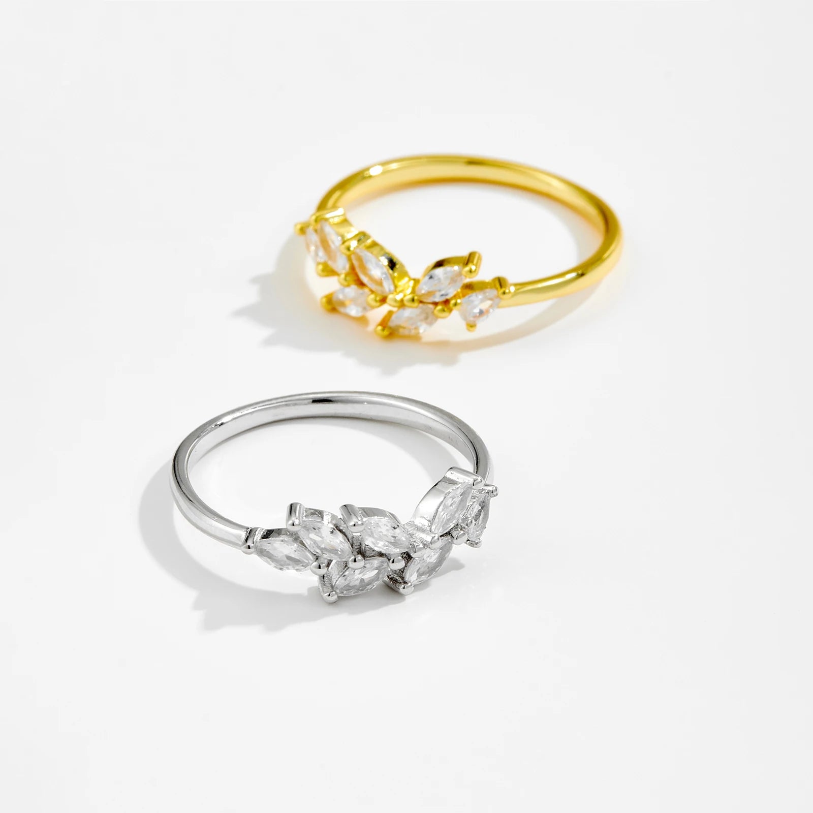 Eleganter Damenring aus 925 Sterling Silber, vergoldet oder platinbeschichtet, im Blattdesign mit Zirkonia – Zart und zeitlos.