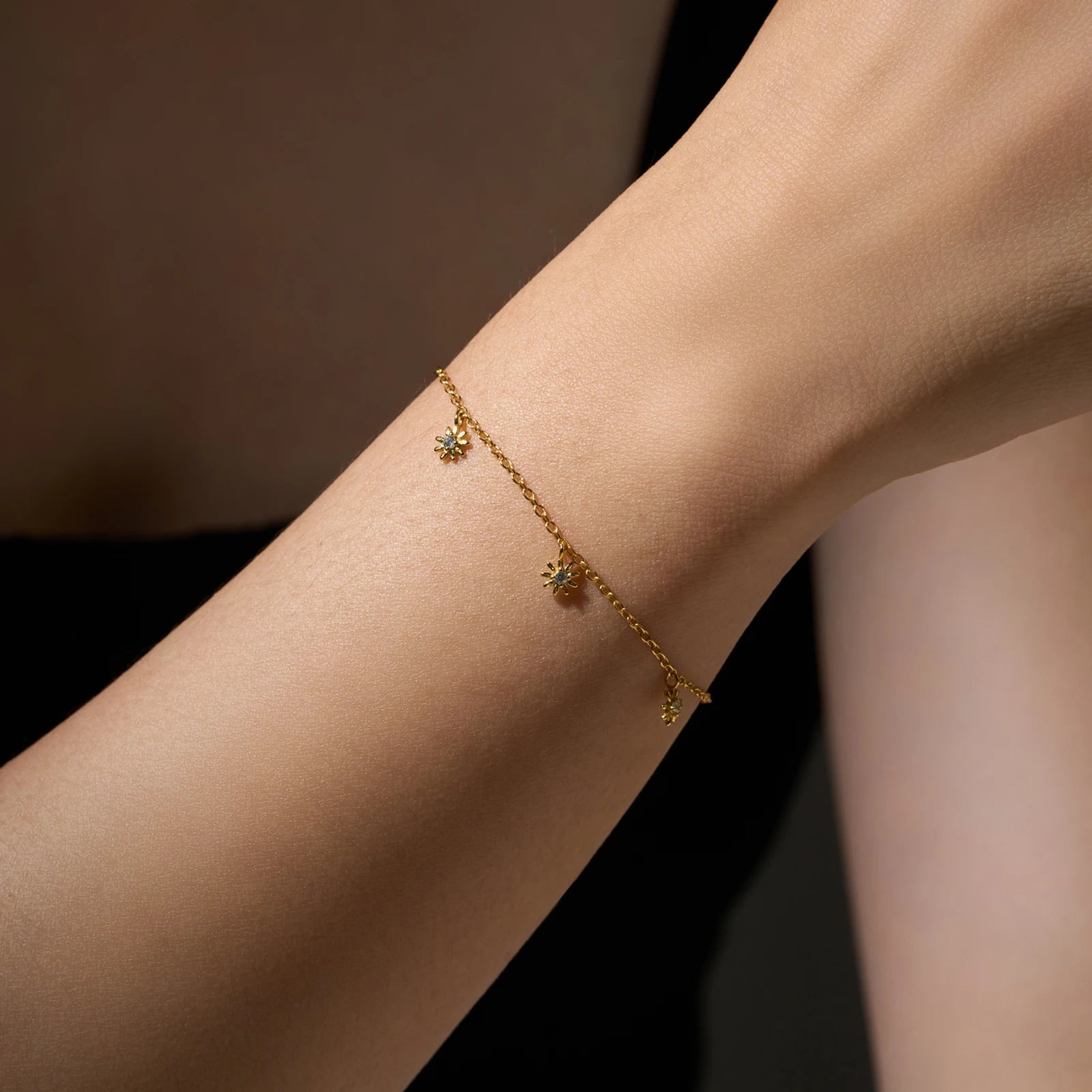 Elegantes Damen Armband aus 925 Sterling Silber – Drei Sonnen Anhänger mit Zirkonia, Vergoldet oder Platinbeschichtet, Zeitloser Schmuck