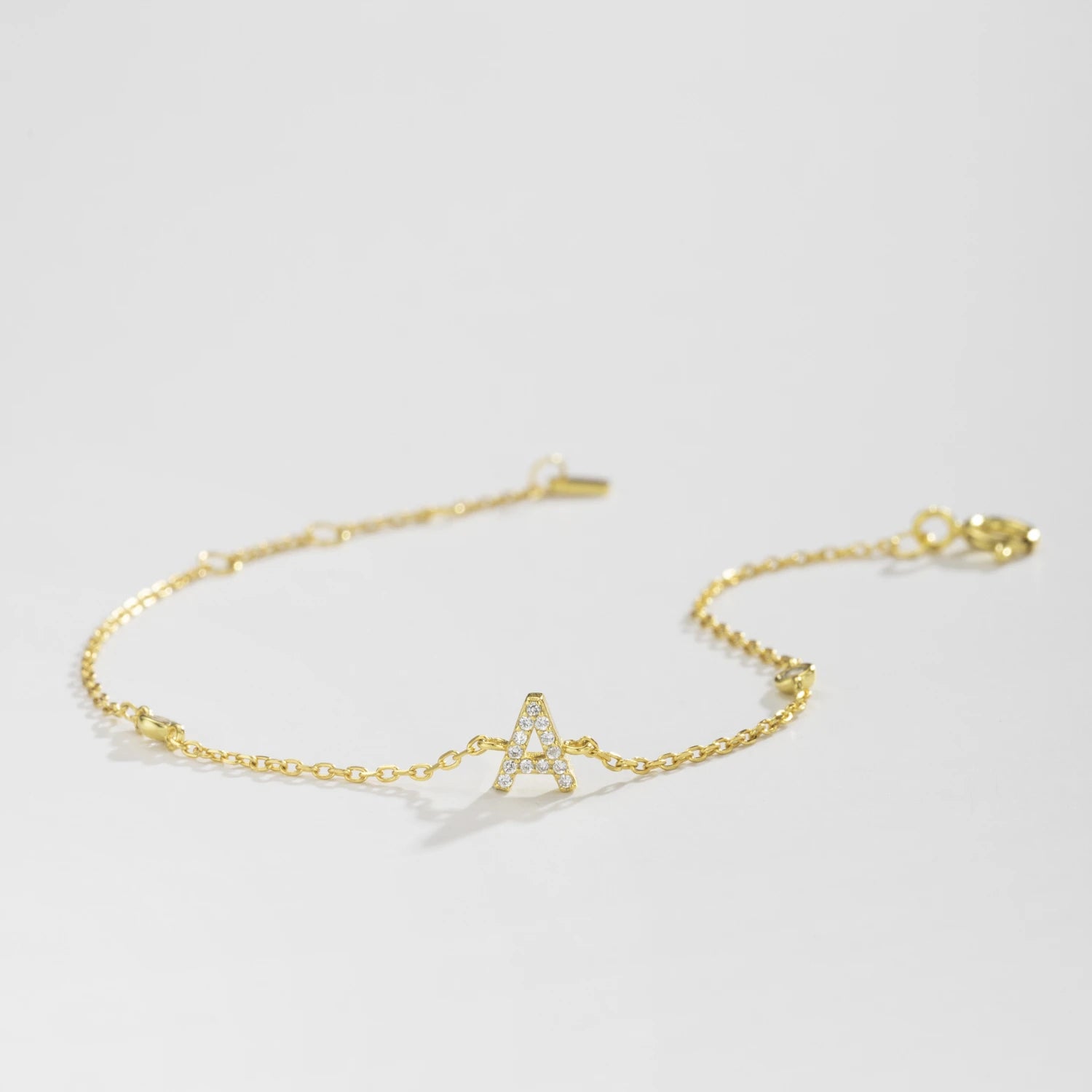 925 Sterling Silber Initial Armband, vergoldet oder platinbeschichtet – Buchstabe A–Z mit Zirkonia