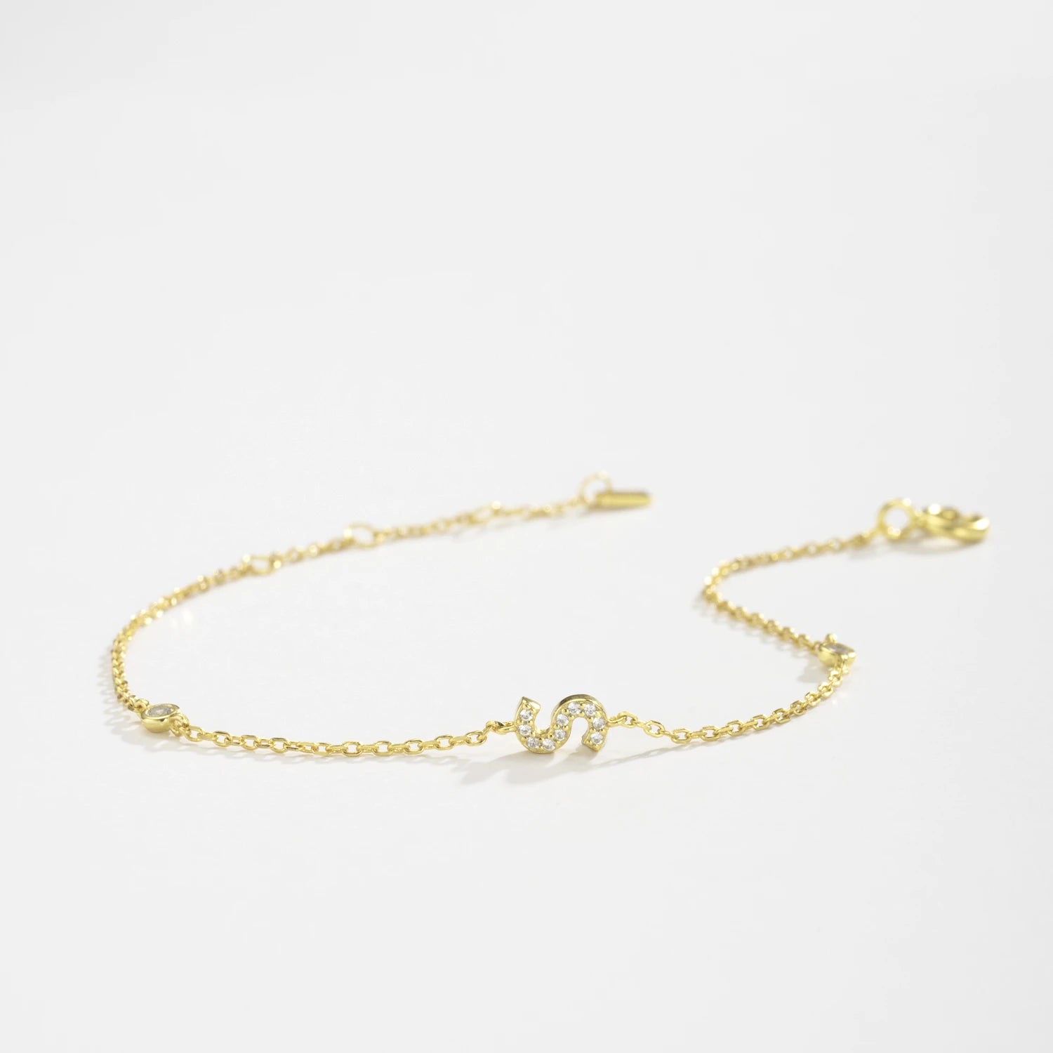 925 Sterling Silber Initial Armband, vergoldet oder platinbeschichtet – Buchstabe A–Z mit Zirkonia