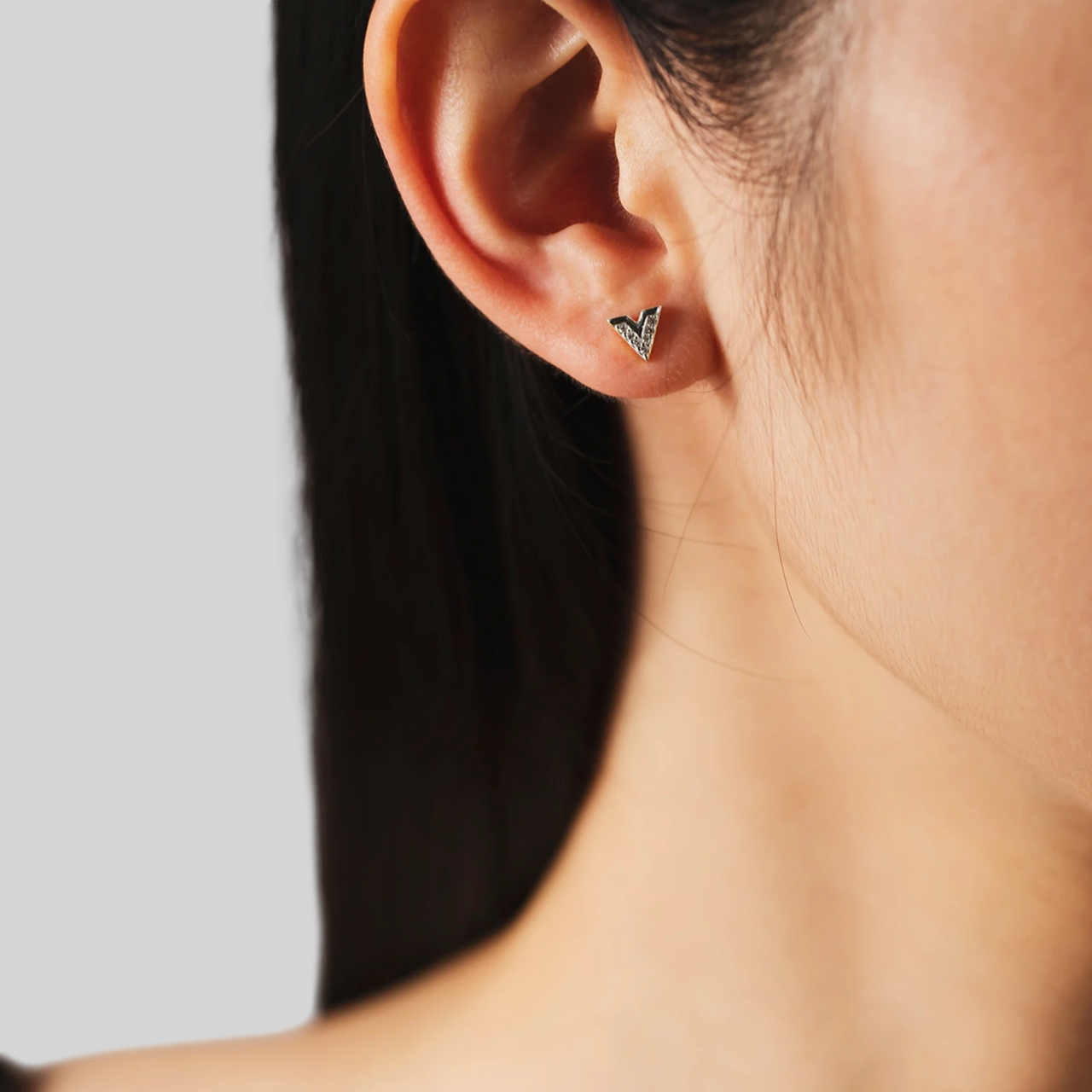 925 Sterling Silber V Ohrstecker mit Zirkonia – Elegant, Minimalistisch – Vergoldet oder Platinbeschichtet