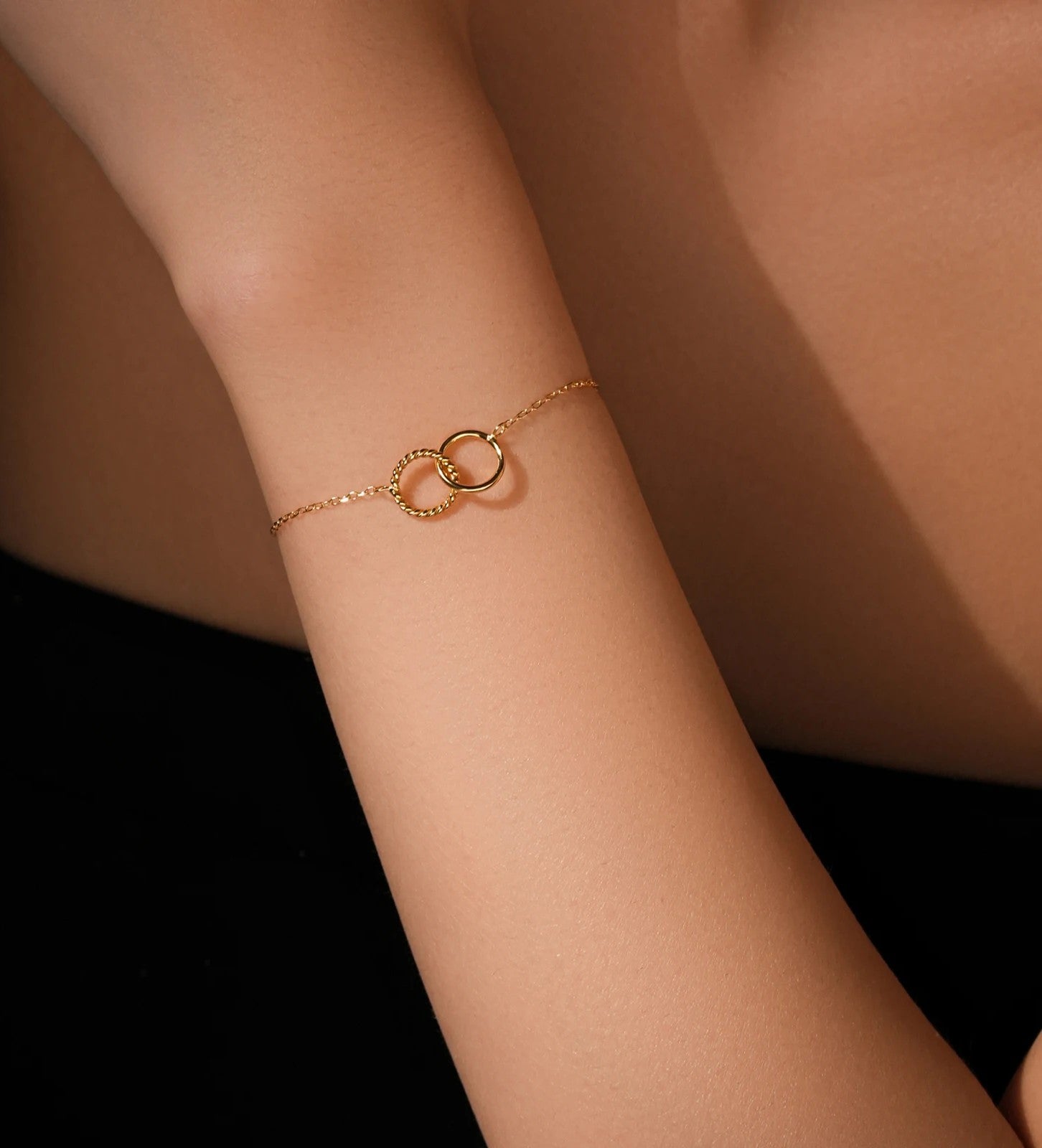 925 Sterling Silber Armband mit Vergoldung oder Platinbeschichtung – Doppelring-Verschluss | Minimalistisches Design mit glatten und gedrehten Gliedern