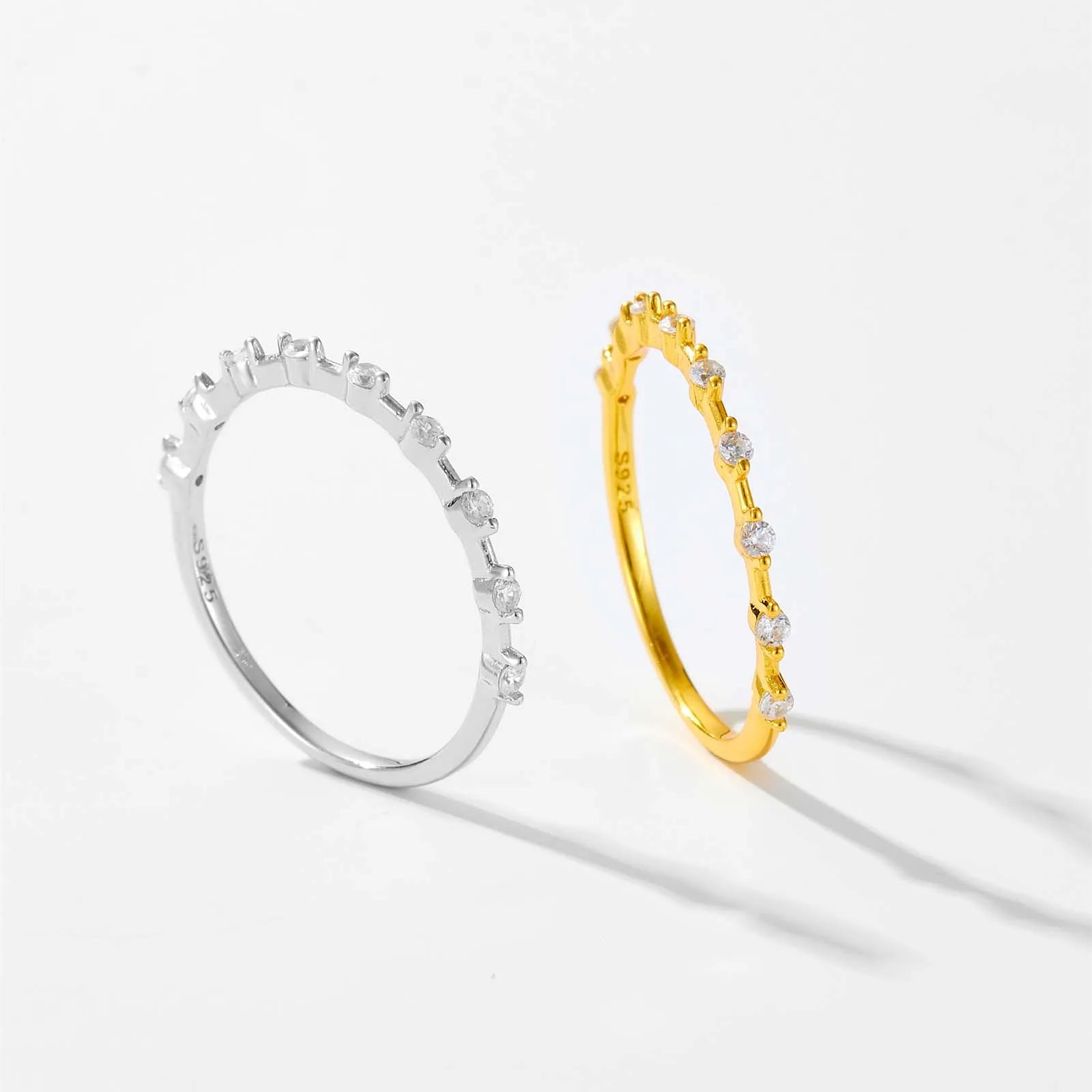 Damenring aus 925 Silber im Band-Design mit Zirkonia – Vergoldet oder Platinbeschichtet | Zeitlos & Elegant